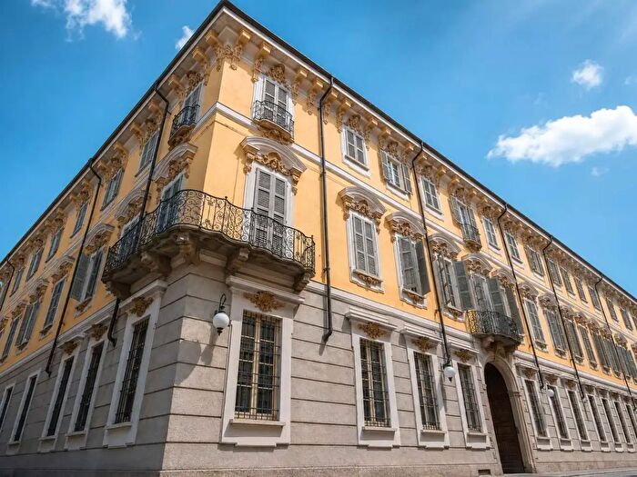 Appartamento con 10 locali in vendita in Corso Cavallotti, Novara