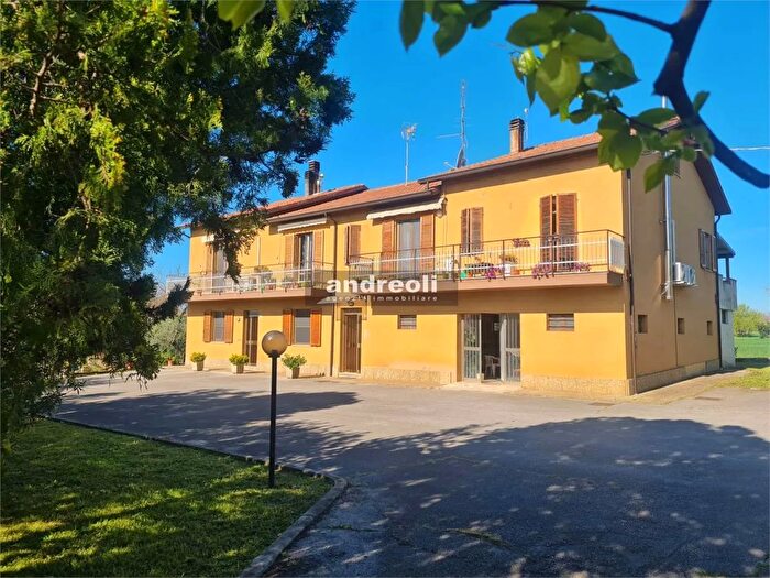 Casa con 18 locali in vendita in Monsano