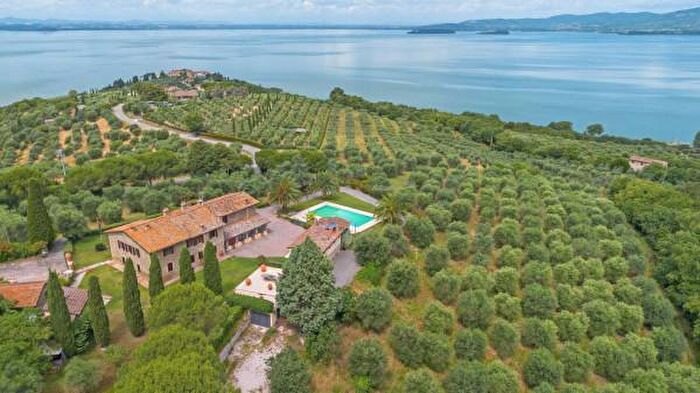 Casa con 6 locali in vendita in Via Case Sparse, Magione