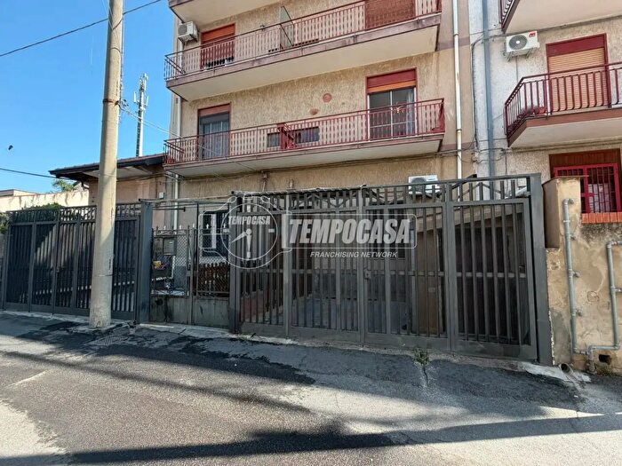 Appartamento trilocale in vendita in Via Noto, Catania