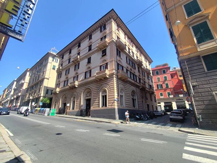 Appartamento con 6 locali in affitto in Via Curtatone, Manin, Genova