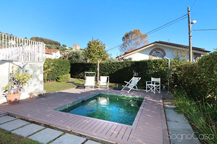 Casa con 8 locali in vendita in Via delle Sezioni, Massarosa