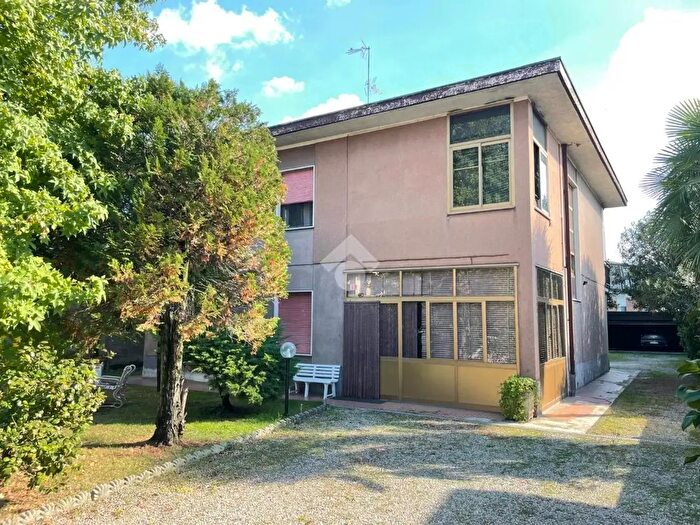 Casa con 6 locali in vendita in Via Giosuè Carducci, Dairago