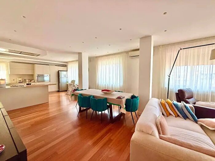 Appartamento con 5 locali in vendita in Via Michele Kerbaker, Napoli