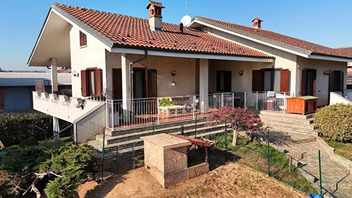 Casa con 7 locali in vendita in Via Isolabella Poirino, Poirino