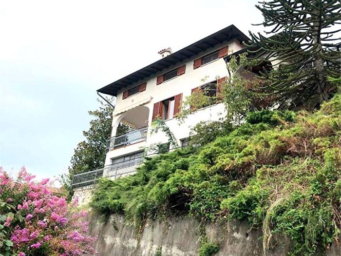 Appartamento con 6 locali in affitto in via Piave, Comerio