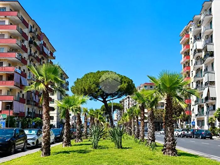 Appartamento trilocale in vendita in Viale di Augusto, Napoli