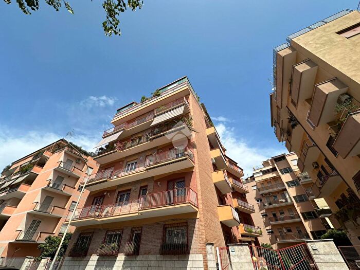 Appartamento trilocale in vendita in Via Sartorio, Roma