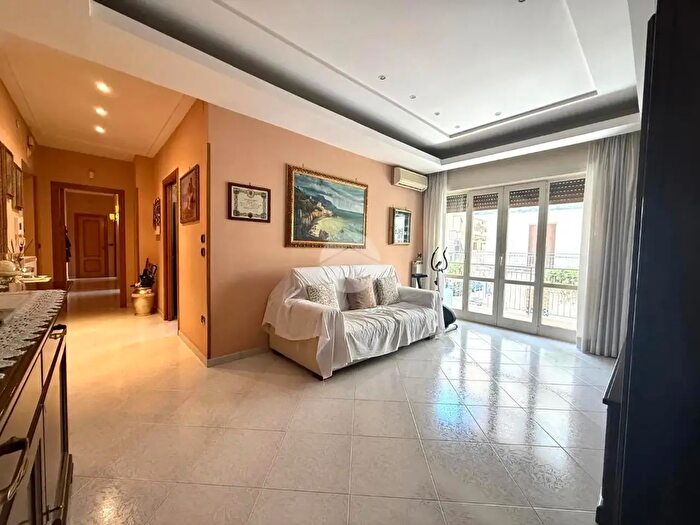 Appartamento con 5 locali in vendita in Via Trentino, Napoli