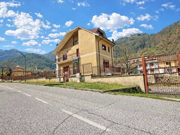 Casa con 6 locali in vendita in Via Avignone, Canistro