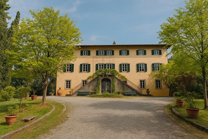 Casa con 15 locali in vendita in Via del Caporale, Lucca