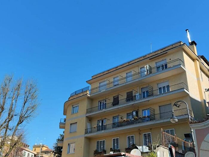 Appartamento trilocale in affitto in Viale delle Medaglie dOro, Medaglie dOro, Roma
