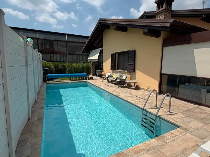 Casa con 6 locali in vendita in Castello D'Agogna