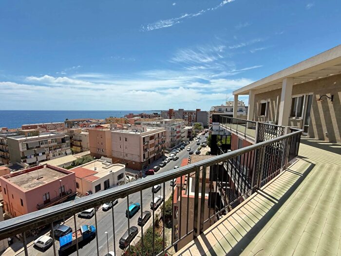 Appartamento con 8 locali in vendita in Viale Tunisi, Siracusa