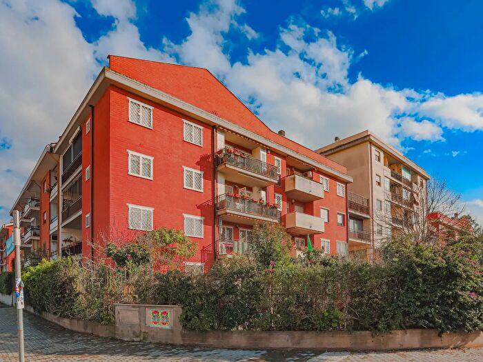 Appartamento trilocale in vendita in Via di Macchia Saponara, Roma