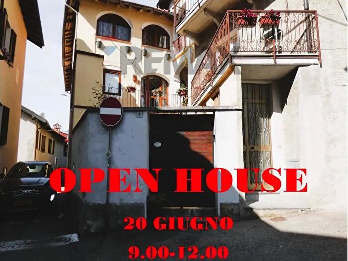 Casa con 9 locali in vendita in Brezzo Di Bedero