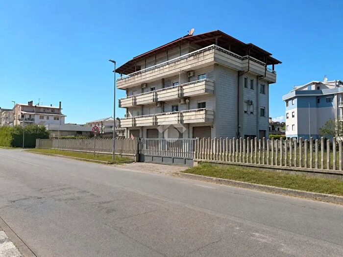 Appartamento quadrilocale in vendita in Via Alessandro Manzoni, Montalto Uffugo