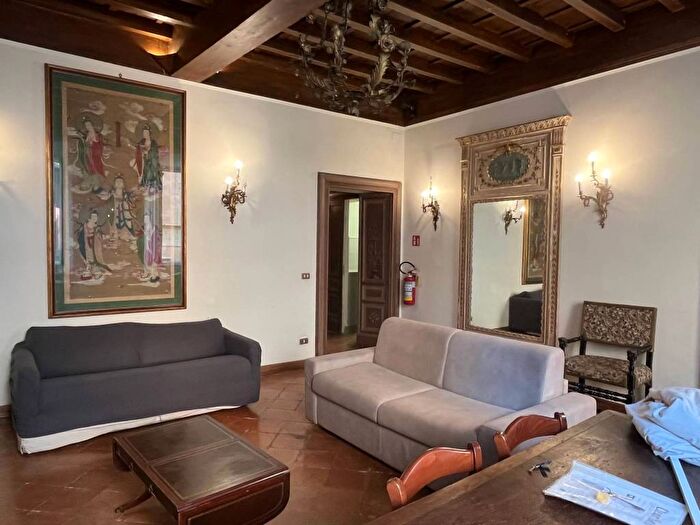 Appartamento trilocale in affitto in Via delle Muratte, Trevi, Roma