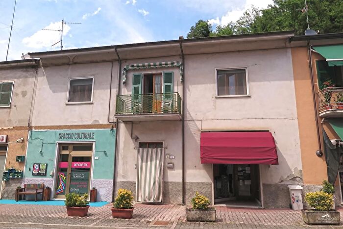 Casa con 5 locali in vendita in Fivizzano