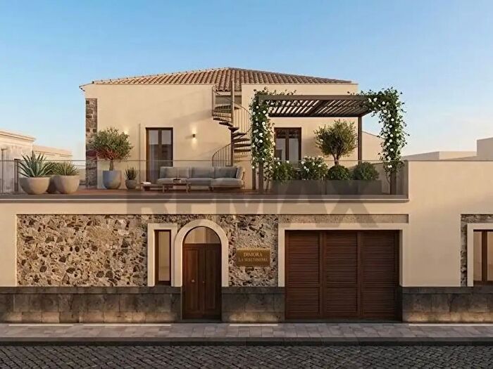 Casa con 12 locali in vendita in Via Giuseppe Garibaldi, Calatabiano