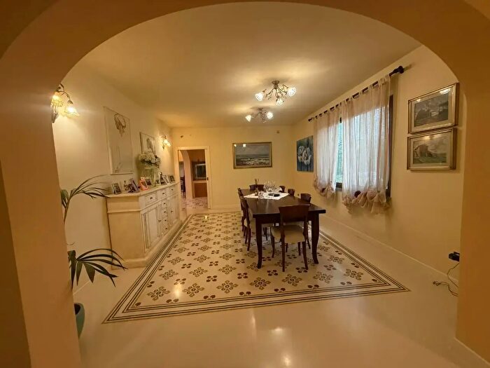 Casa con 10 locali in vendita in Fucecchio