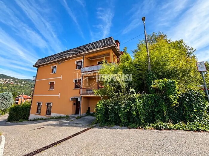 Appartamento con 8 locali in vendita in Via Ca' Rota, Lipomo