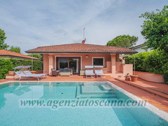 Casa con 6 locali in affitto in Via Antonio Canova, Vittoria Apuana, Forte dei Marmi