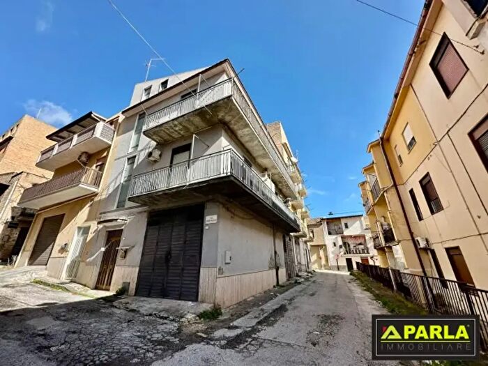 Casa con 6 locali in vendita in Via Carlo Amato, Canicatti'