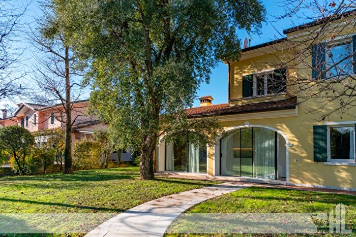 Casa con 7 locali in vendita in Arcade