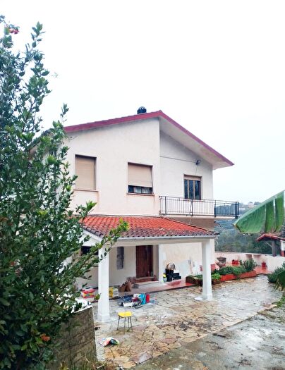 Casa con 8 locali in vendita in Follo