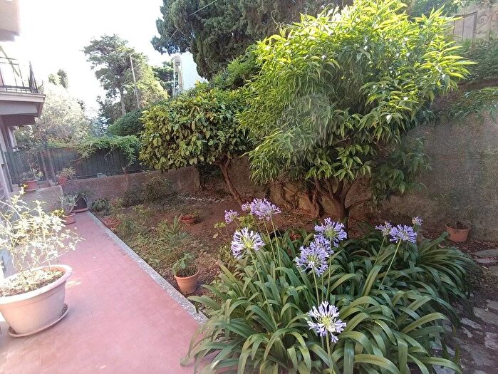 Appartamento con 5 locali in vendita in Via Angelo Carrara Genova, Genova