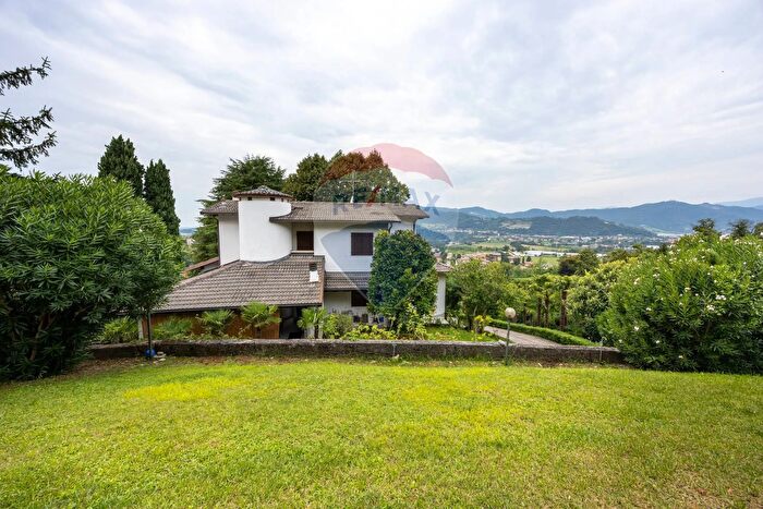 Casa con 7 locali in vendita in Via Dante Alighieri, Capriolo