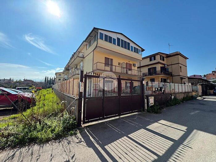 Appartamento trilocale in vendita in Via Fosso dellOsa, Roma