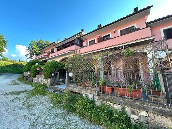 Appartamento con 6 locali in vendita in Via Pontone Lucia, Bomarzo