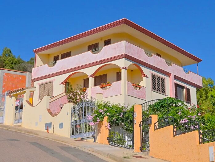 Casa con 8 locali in vendita in Via delle Peonie, Villaputzu