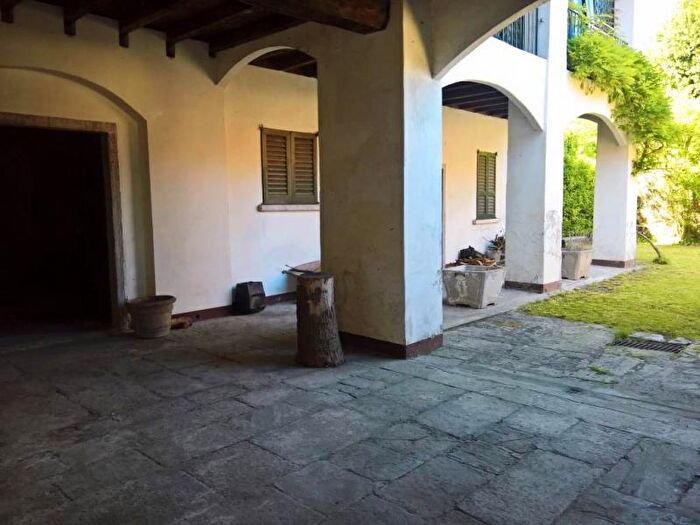 Casa con 15 locali in vendita in Via Indipendenza, Besozzo