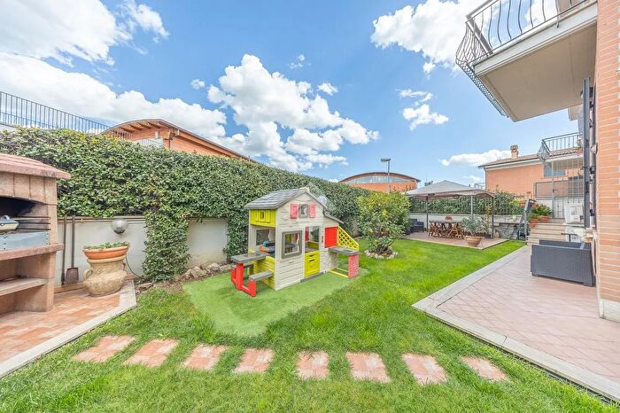 Appartamento trilocale in vendita in Via Tempera, Roma