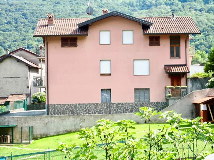 Casa con 8 locali in vendita in Via Gromo, Sant'Omobono Terme