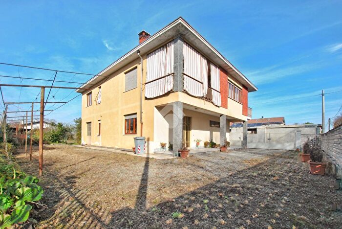 Casa con 6 locali in vendita in Via Monsignor Montiglio Carlo, Livorno Ferraris