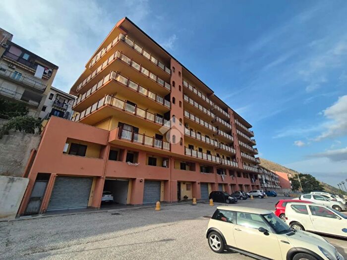 Appartamento trilocale in vendita in Via Polizzi, Monreale