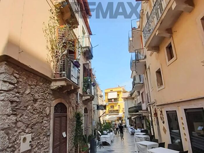 Appartamento trilocale in vendita in Via Giardinazzo, Taormina