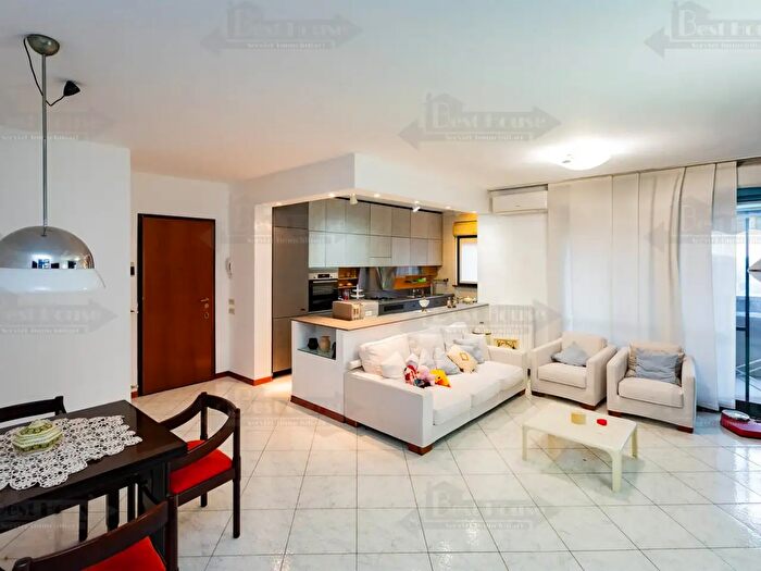 Appartamento quadrilocale in affitto in Via Rizzoli, Milano