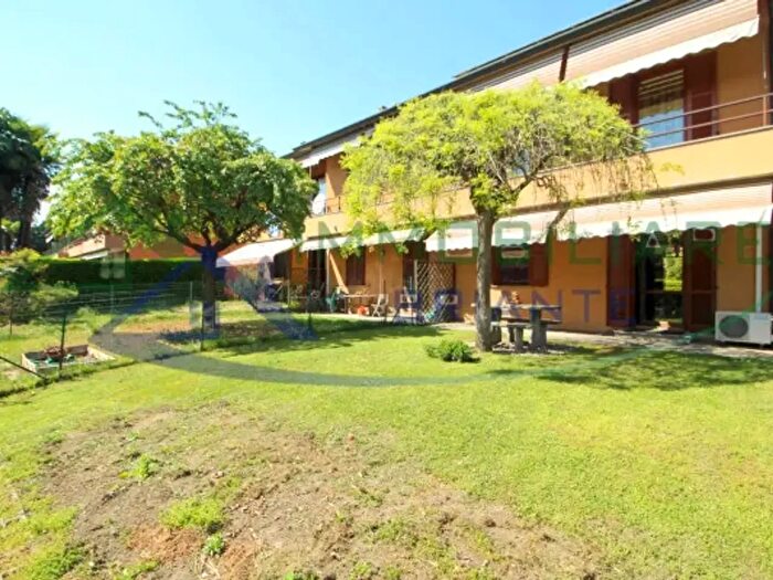 Casa quadrilocale in vendita in Via Emilia, Angera