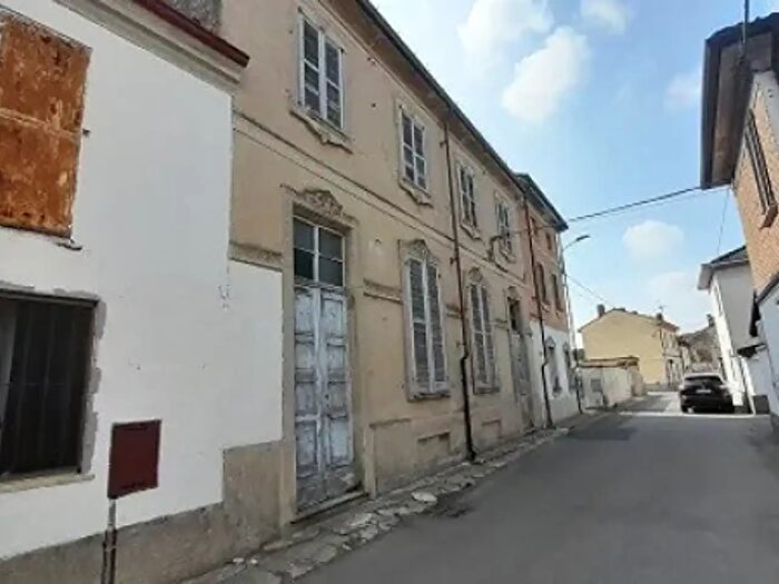 Casa con 6 locali in vendita in Via Ettore Barchi, Corana