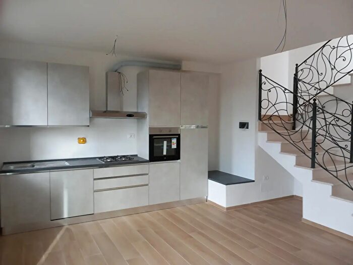 Casa con 7 locali in affitto in Aulla