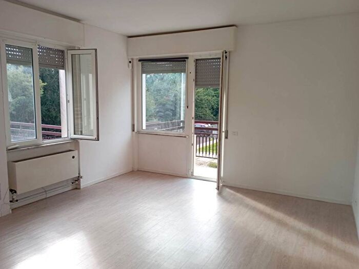 Appartamento trilocale in affitto in Lora, Como
