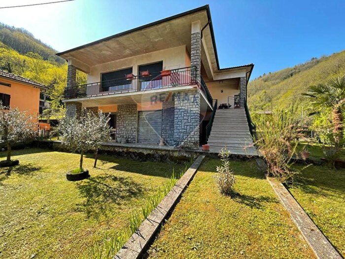 Casa con 7 locali in vendita in Bagni Di Lucca
