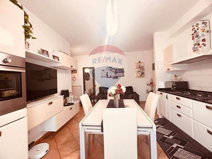 Appartamento trilocale in vendita in Castellina Marittima