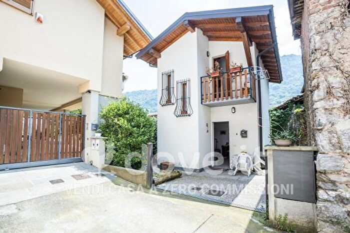 Casa bilocale in vendita in Via Castello, Cuveglio