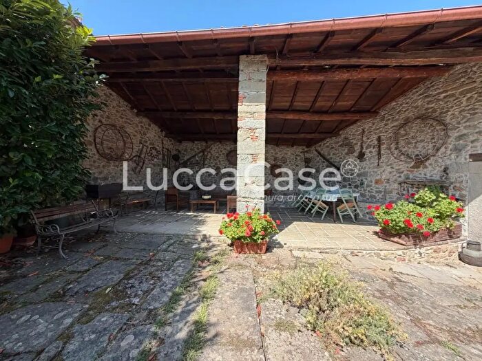 Casa con 8 locali in vendita in Castelnuovo Di Garfagnana